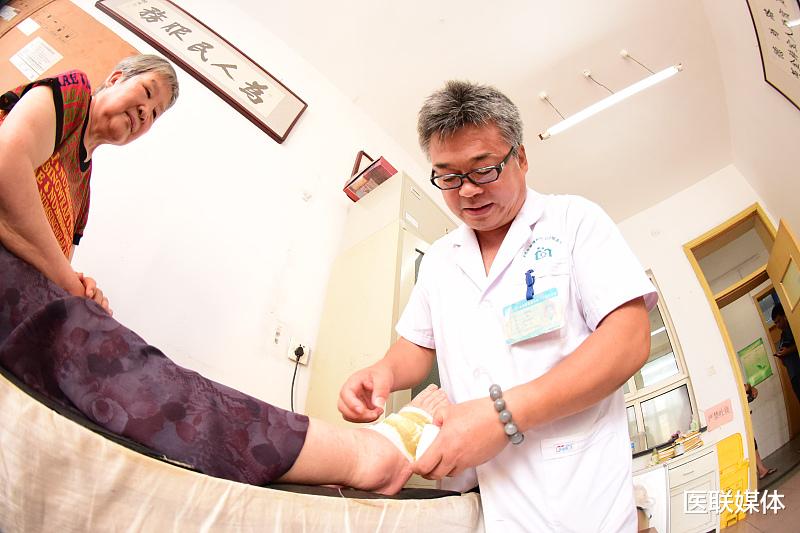 血糖|人体血糖失控时，脚部会发出4个“警报”，别不当一回事