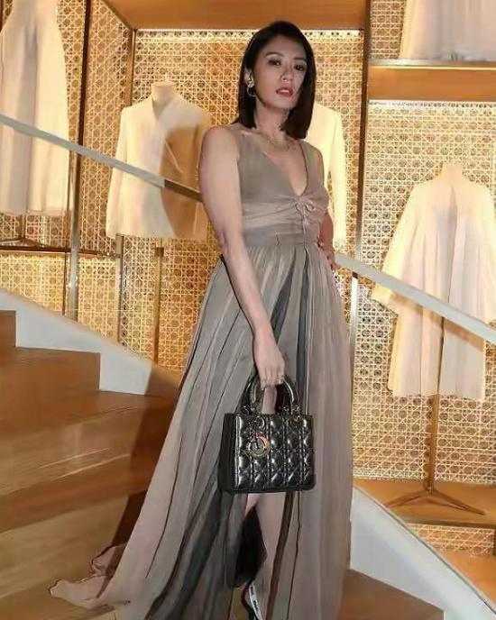 贾静雯|46岁的贾静雯没有了美颜滤镜，即使身穿V字领长裙，也难掩老态