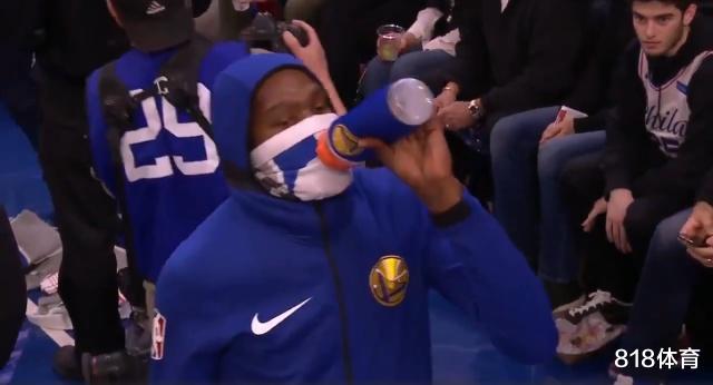 斯蒂芬·库里@致敬杜兰特！库里在家隔着围巾喝红酒，小女儿看呆了，妻子一脸嫌弃