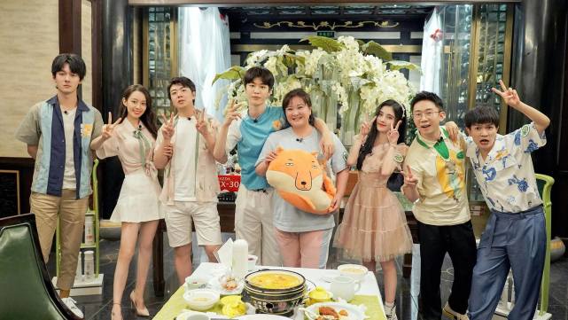 金莎|青春环游记3要换人?新MC剪影似吴亦凡,网友:除了沈腾都不爱