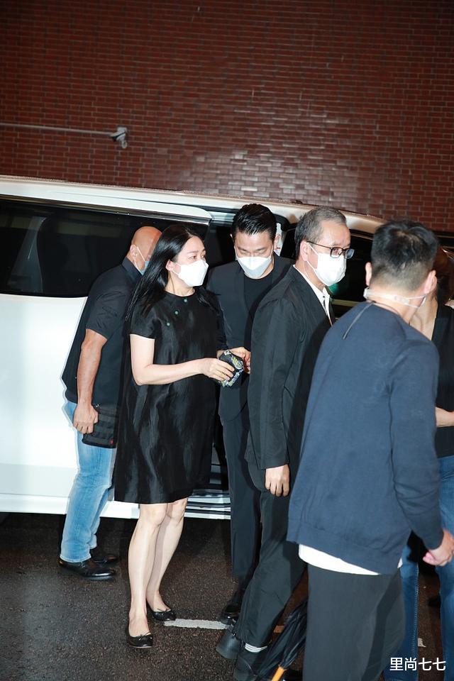 刘德华▲刘德华携妻送别黄日华太太,54岁朱丽倩胖太多,穿娃娃裙大肚抢镜