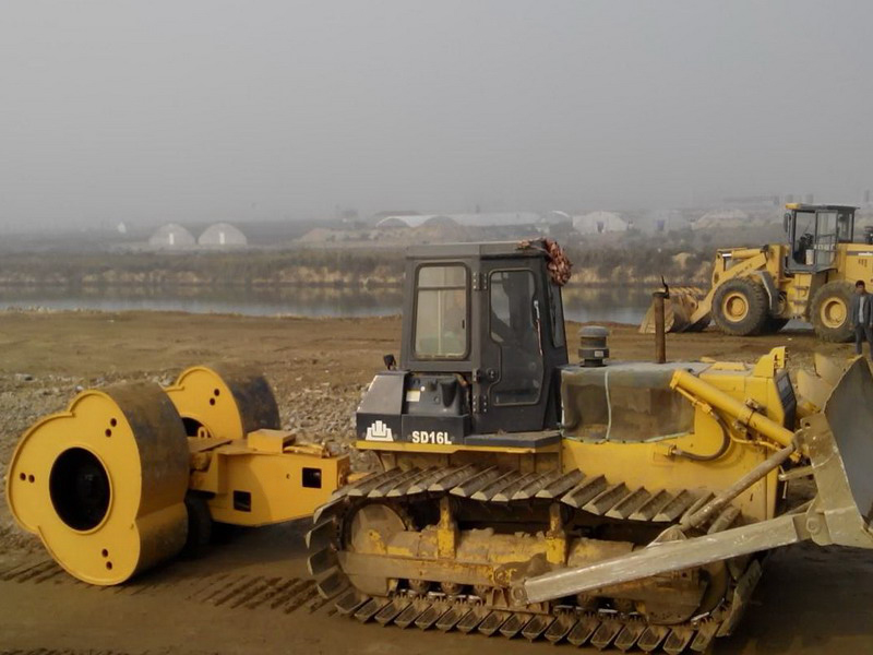 采用冲击压实机施工的作用，装载机拉的冲击碾压机的施工成本