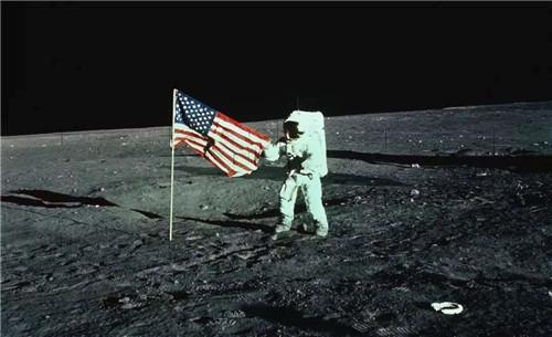 月球探测器|50年前,美国在月球插了面旗帜,如今又被发现,却引发科学界质疑