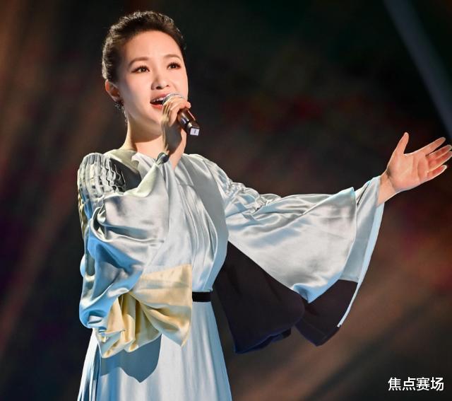 雷佳|她登春晚12次，是首位博士级的歌唱家，背景大今41岁感情成谜