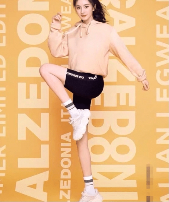 『杨幂』杨幂带火了“骑行裤”, 搭配上白袜后, 腿意外成小花里最细的