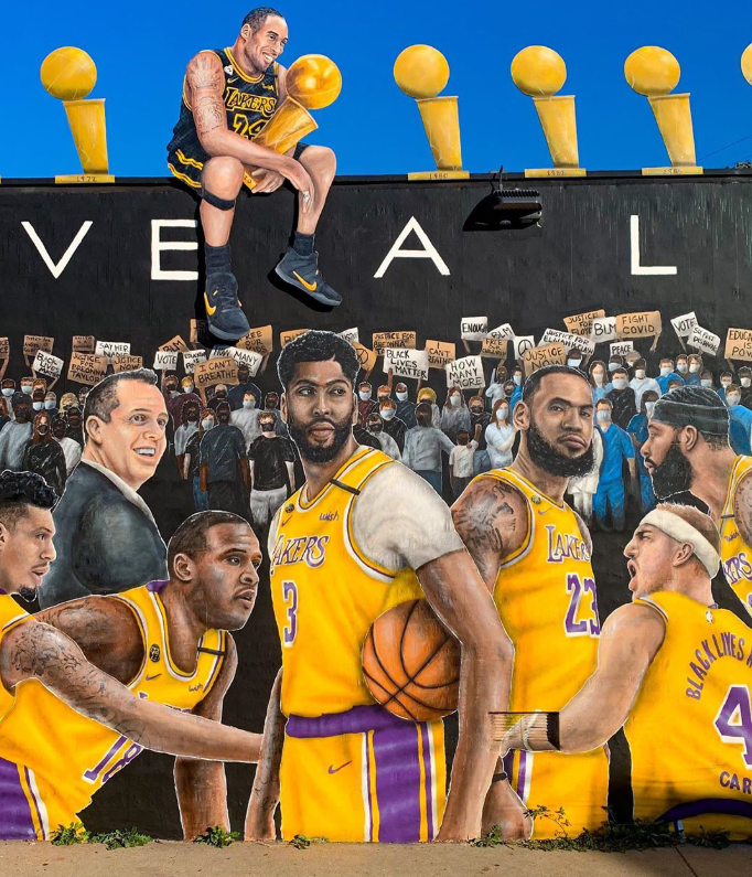 湖人队|泪目!湖人巨幅壁画大变样,科比怀抱总冠军笑了,17冠排成一条线