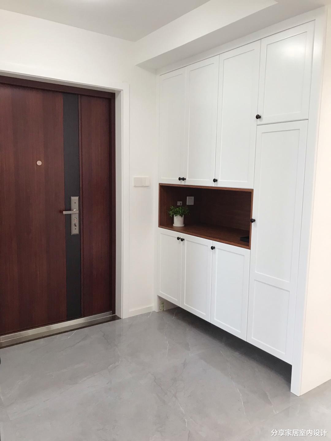 |看她家新房，墙面刮大白，电视墙不做一点造型，简单耐看不花哨！