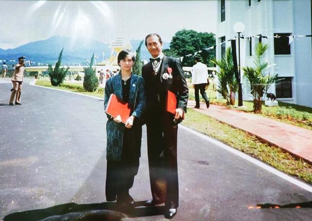 外套|赌王有个女儿从小时髦！V领裙配蛋卷头，合照时赌王就爱站她身边