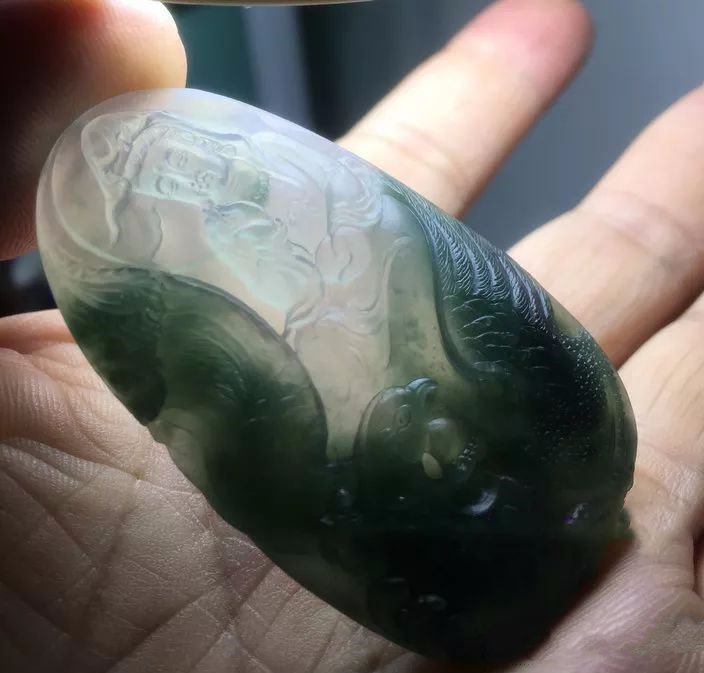 「海南黄花梨」一块不起眼的翡翠片料，拿给玉雕师雕刻后，价值瞬间暴涨！