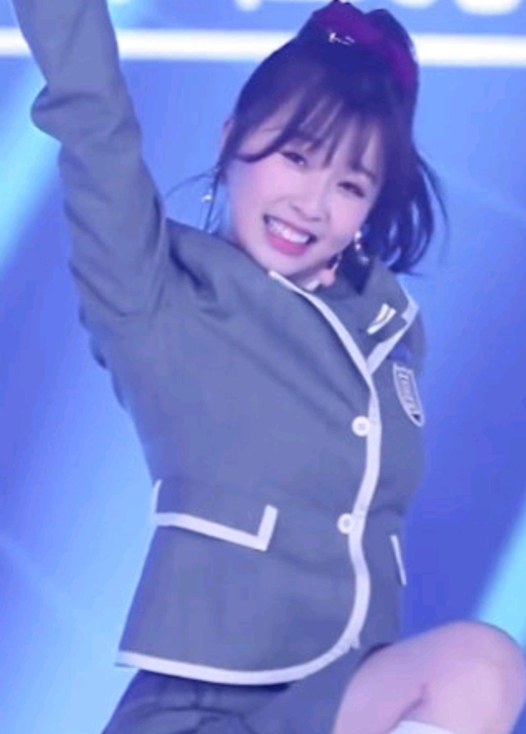 『我们的乐队』青春有你2主题曲直拍，吴宣仪才是真正意义上的教科书直拍