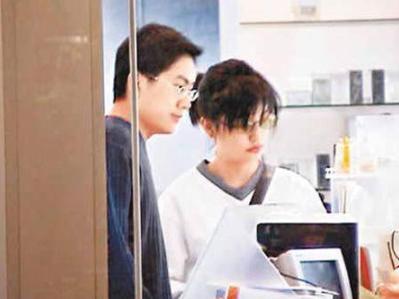 赵薇▲赵薇：抛弃同床三年身价120亿小伙，为何嫁二婚带娃的黄有龙？