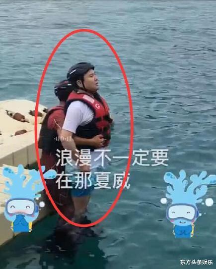 『沈腾』沈腾带爸爸海南买房，父子俩挎着胳膊同行，媳妇被远远落在后面