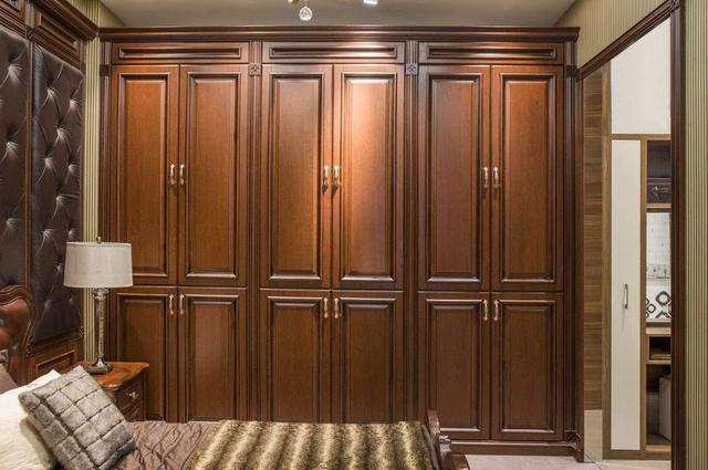 ▲定制衣柜需要注意5点问题，务必记住别做整堵墙衣柜，太坑了