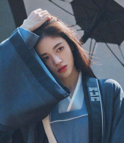 鞠婧祎|鞠婧祎才是“发量”天花板，新剧尝试“披头散发”，当她回眸：实名制羡慕
