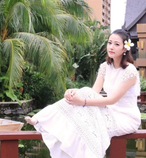 『连衣裙』52岁周海媚不低调，身穿印花连衣裙美得出众，马尾辫减龄又惊艳