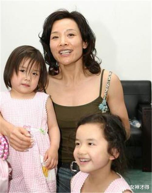 郑爽|同样是“弃养”孩子，郑爽有父母“撑腰”，陈冲已经被骂23年