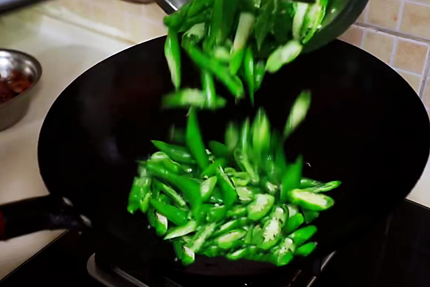 「辣椒炒肉」辣椒炒肉改版了，这样做太香了，还没来得及拍照就吃完了