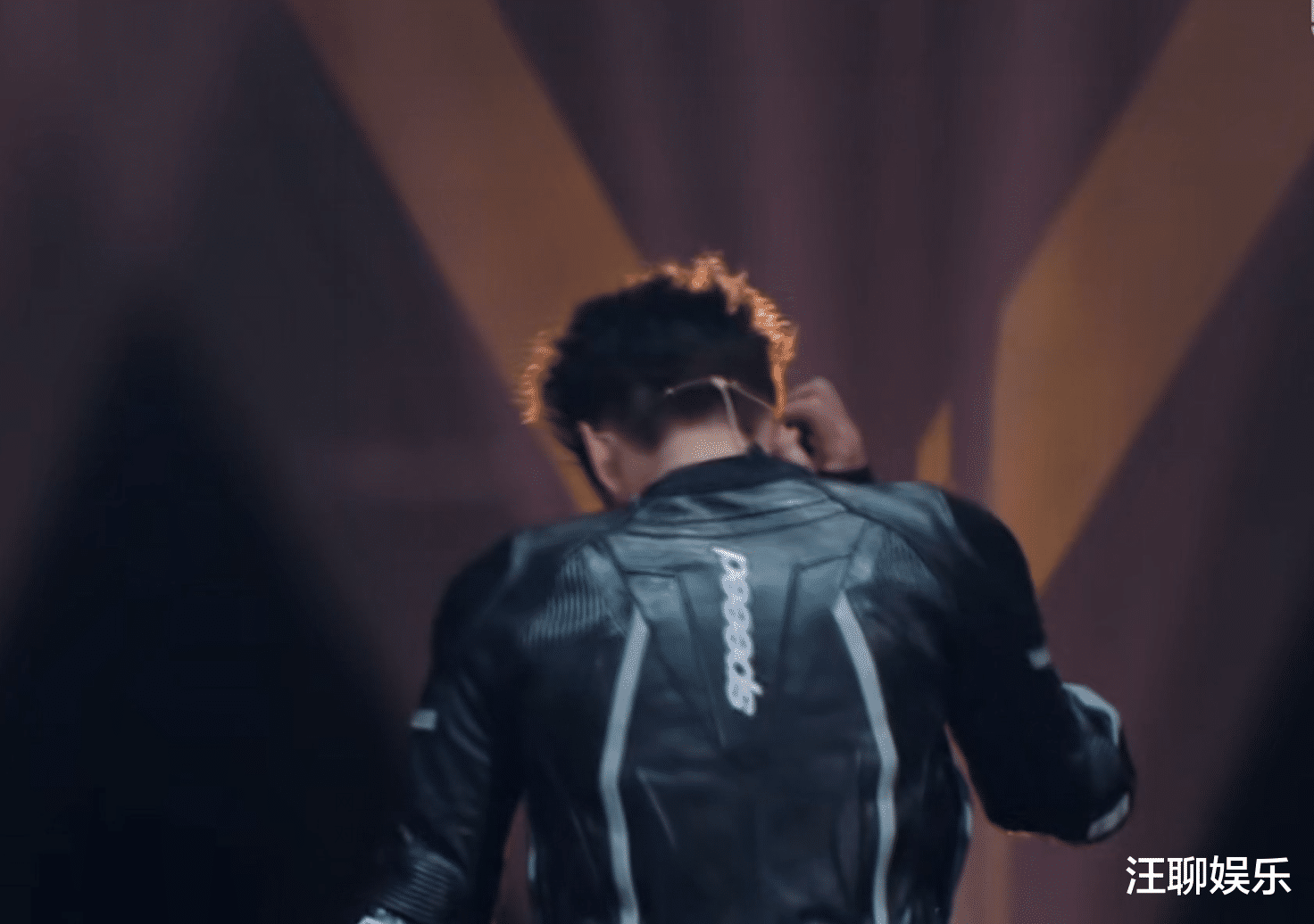 吴亦凡|中国新说唱:小白被淘汰,吴亦凡情绪失控,摔下麦克风后转身离开