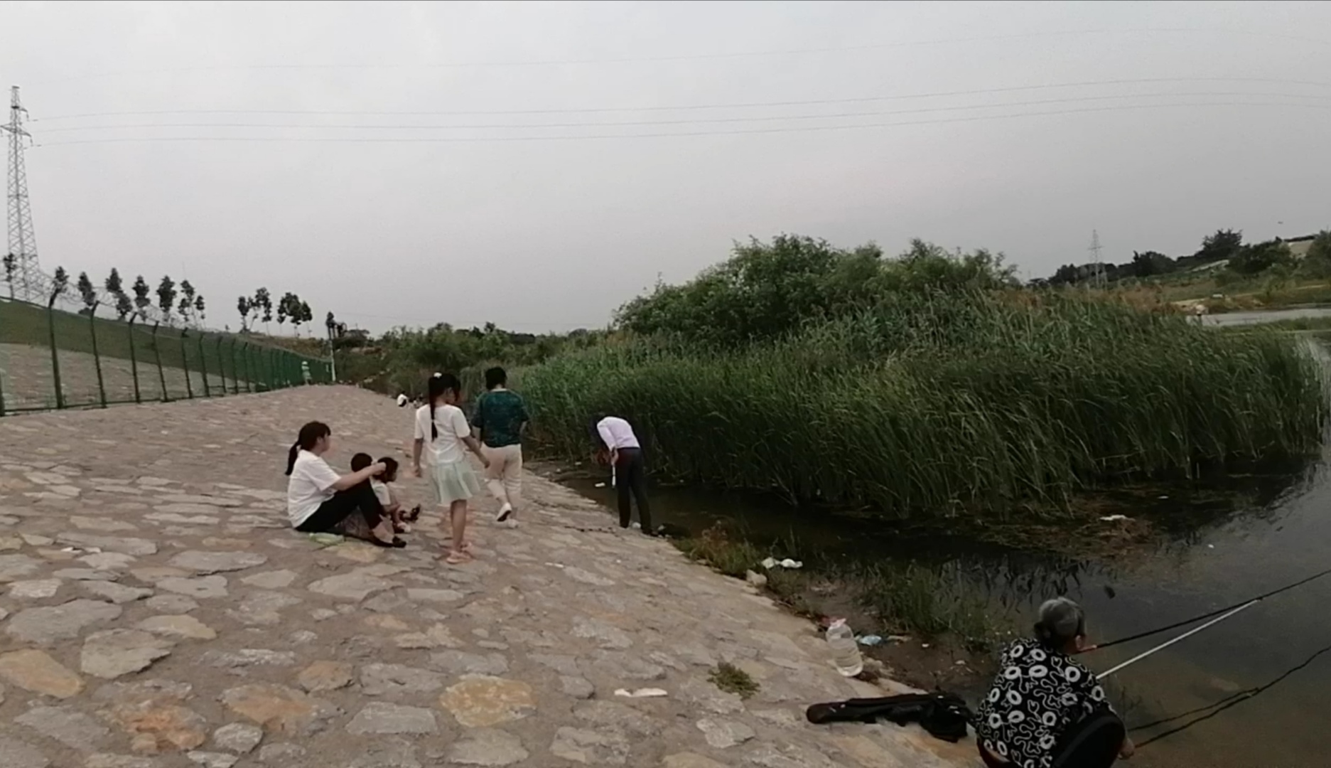 []傍晚的淇河大坝是个休闲的好去处，垂钓捞鱼蹚水，大家都各得其乐