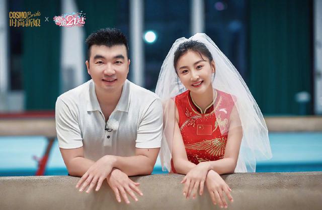 「何雯娜」何雯娜与丈夫拍结婚照,穿黑婚纱自信飞扬,重现昔日奥运冠军风采
