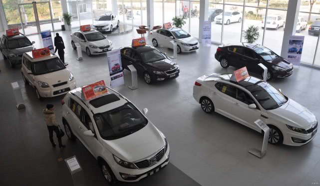 起亚汽车：月薪多少才能养得起15万的车？不到这个数，等着“被车玩”吧