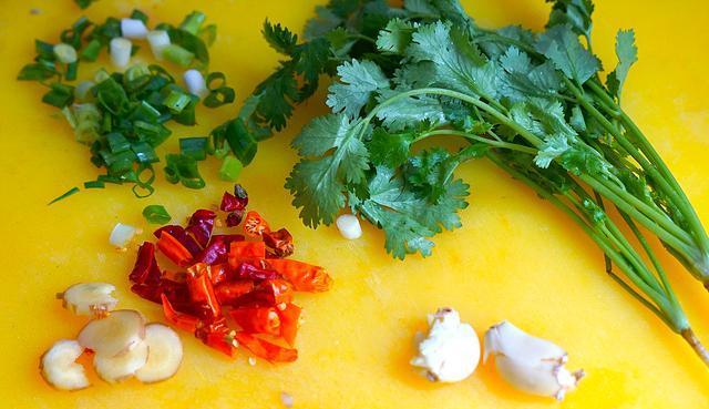 平菇|秋天,吃这鱼正是时候,和平菇一起炖,汤可不要太鲜美哟