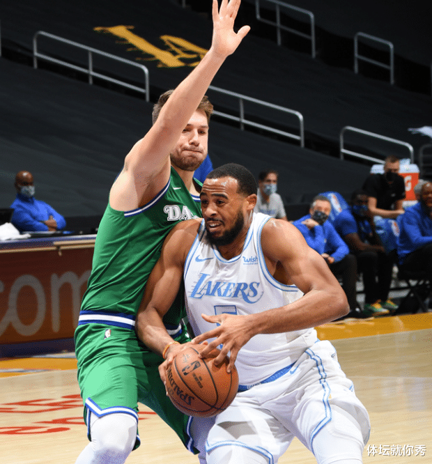 湖人队|3队哄抢！湖人小将成香饽饽，轰17+5+3+4打爆哈登，老詹怎肯放人