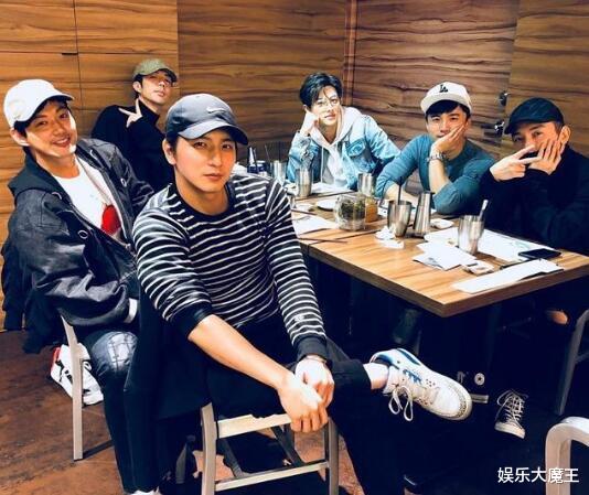 结婚|棒棒堂成员杨奇煜官宣结婚，晒与妻子甜蜜合影：我是她的人，她是我女王
