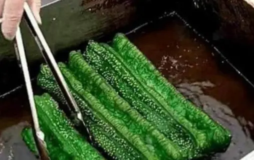 『』老爷爷卖“创新油条”1根5元,出摊2小时卖完回家,来晚买不到