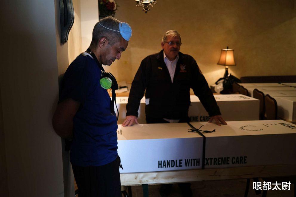 「纽约」8具尸体堆地面，殡仪馆变屠宰场！美国纽约1.8万死亡，谁比谁惨？