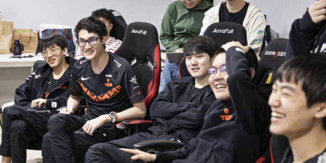 #tes战队#JDG VS TES的【“京”“滔”骇浪】，赛前爆梗，谁捧冠军红酒杯？