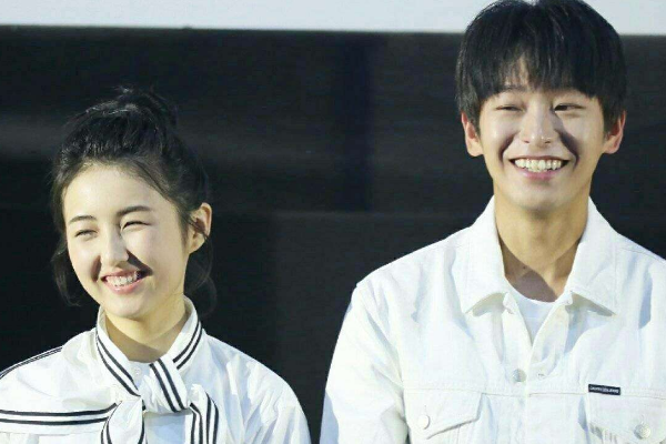 「彭昱畅」向往的生活参加泼水节，彭昱畅直接坐洒水车，旁边小孩也被逗乐！