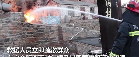 心中的陪伴 河南鹤壁发生一起事故，火苗窜出5米高，现场画面让人捏一把冷汗