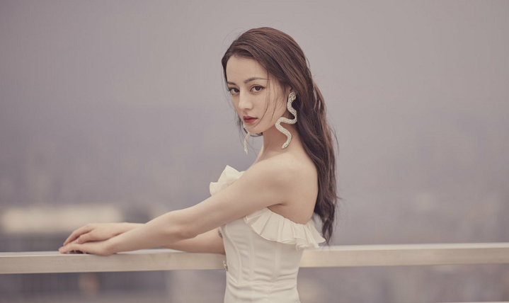 迪丽热巴|男粉3次求婚热巴，微博内容太疯狂，嘉行遭粉丝骂：怎不请保镖？