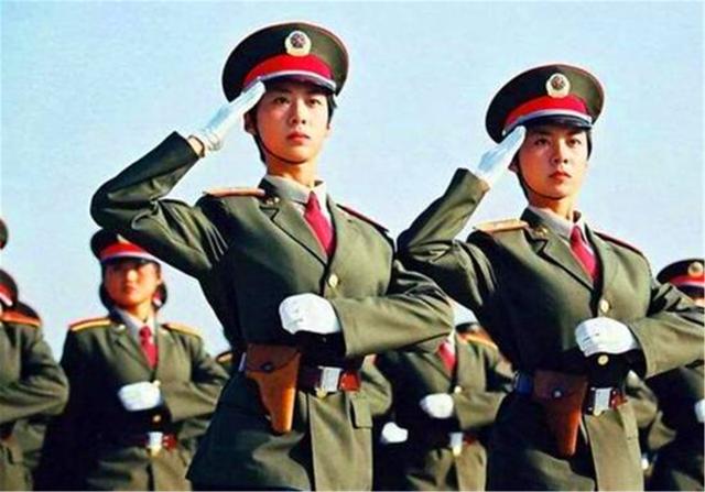 晓君侃史|21年前，双胞胎姐妹因阅兵走红，公司出高薪求合作被拒，后来怎样