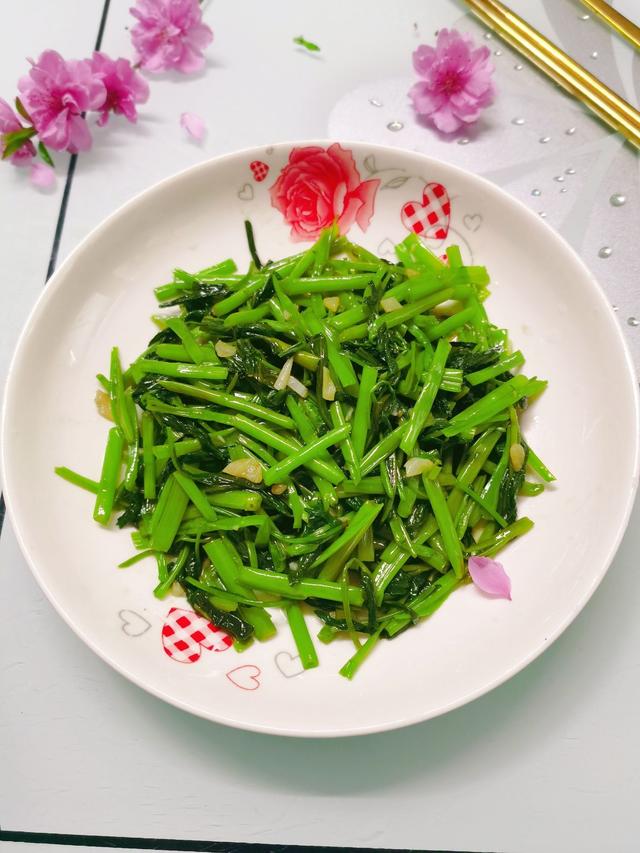 「空心菜」它是“肠道推粪机”，润肠通便，吃一次排空宿便，轻松又舒坦