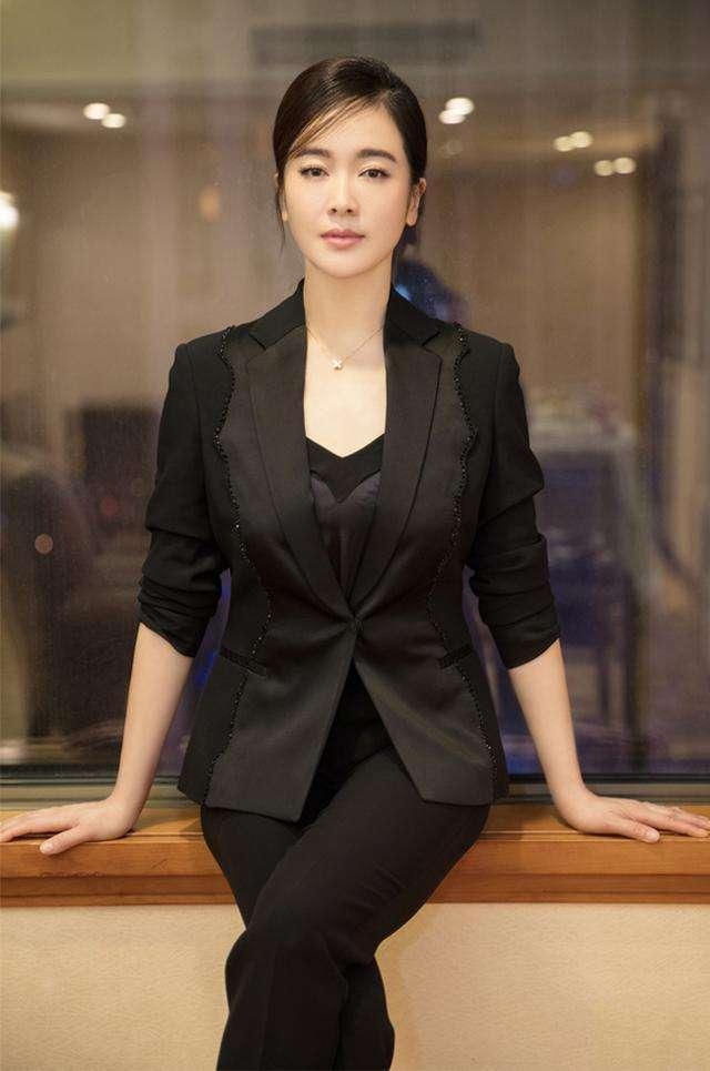 「左小青」16岁退役,4段情史,事业正红嫁大20岁老公,被丑夫独宠10年