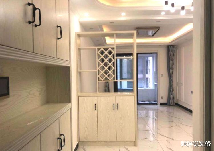 「」刚完成硬装的新房，全屋大白墙配石膏线，装修简洁却清新耐看