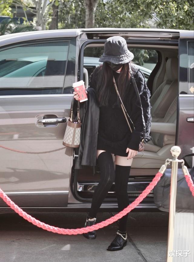 杨幂|杨幂一袭黑色毛衣上演“下衣失踪”，却被身上的包包抢了镜！