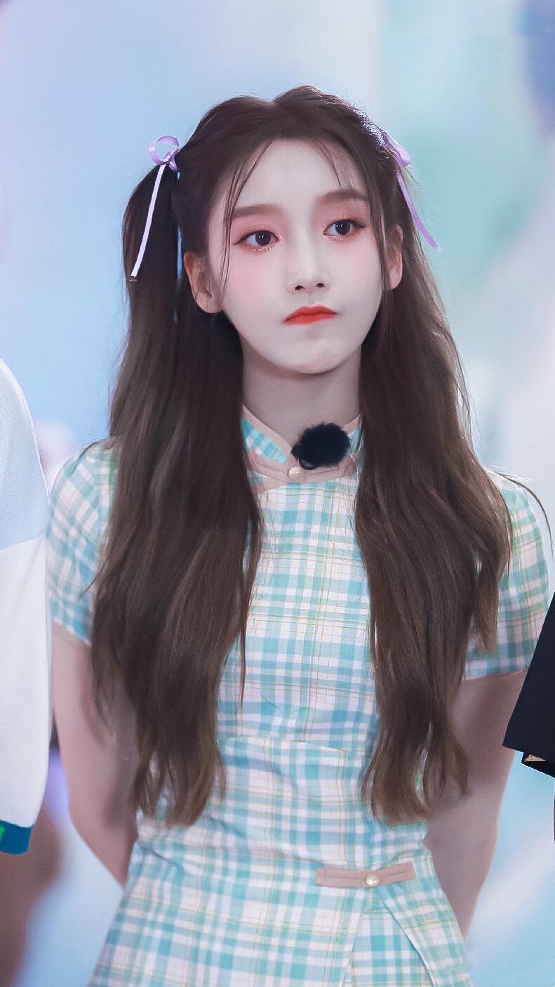 旗袍|徐帆穿旗袍特别高贵，配精致短发+坡跟鞋，53岁气质太优越