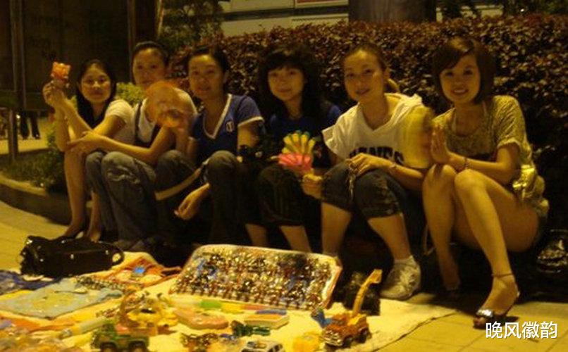 『电子商务』全国摆地摊的兴起 会不会冲击电商的经济？