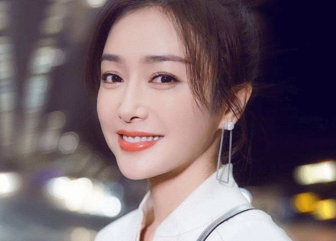 黄晓明@她与黄晓明同居四年，白睡了四年，分手时竟还要赔黄晓明一千万？