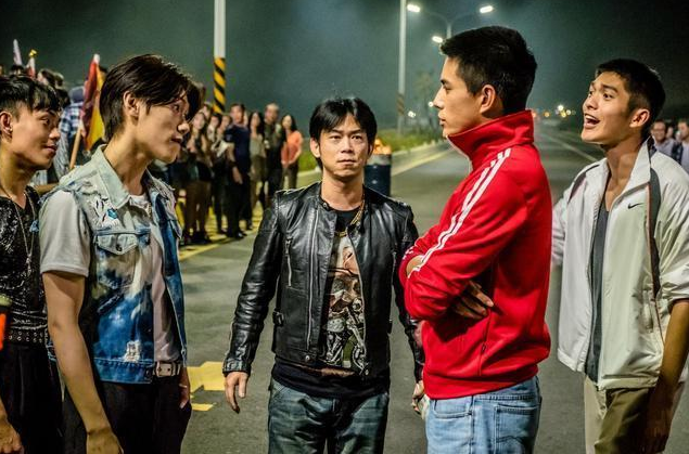 李连杰|李连杰接班人：入狱15年，戴手铐参加父亲葬礼，今成过亿票房导演