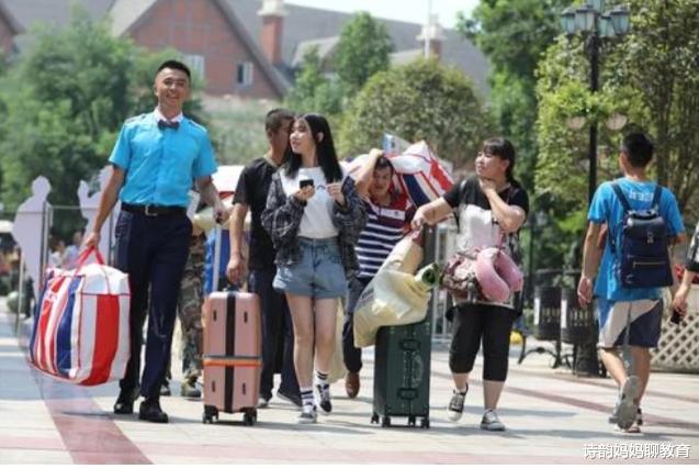 大学|大一新生开学，学长愿意抢着帮忙拿行李的，多半是这5类女生