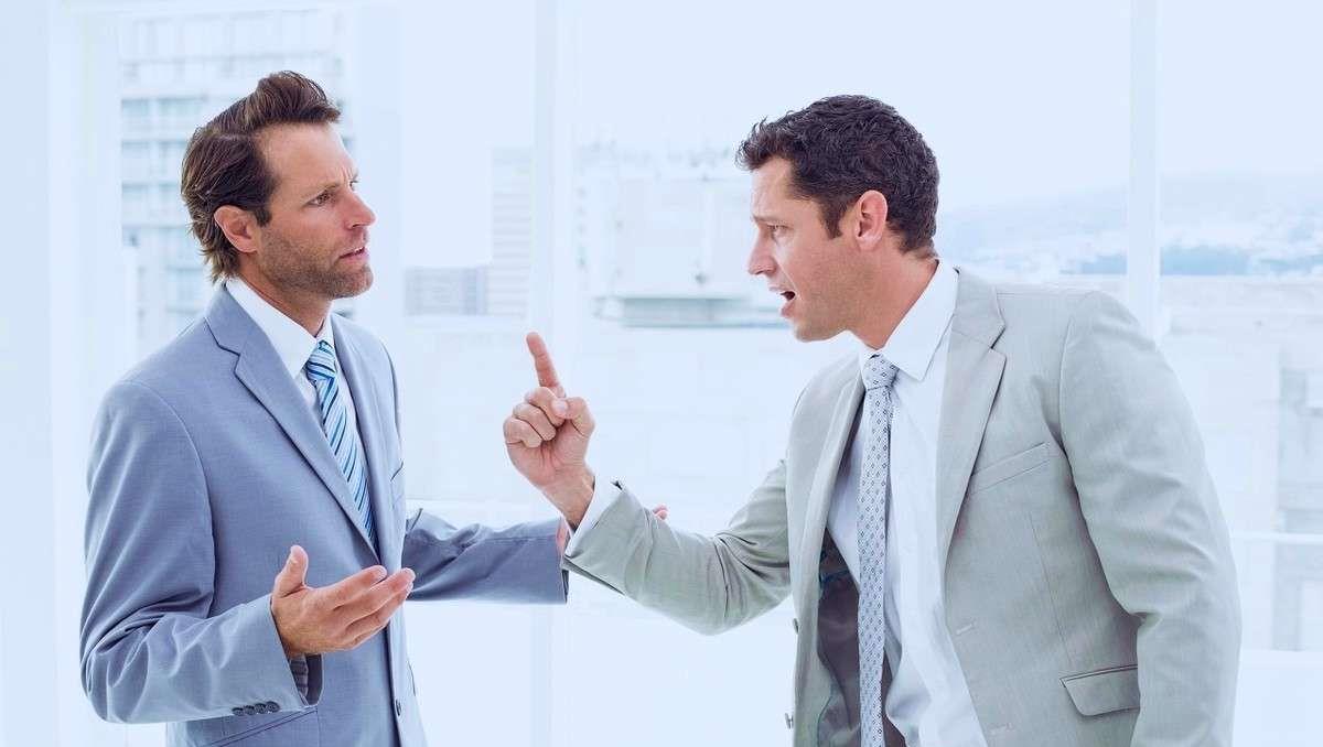 @对付向上司打自己小报告的同事,三个对策,领导不怀疑只会更信你