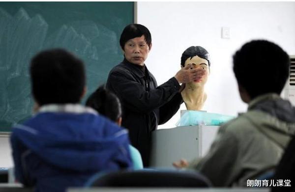 |这个专业就业前景可观，还没毕业就被预定，但很多家长却不让报