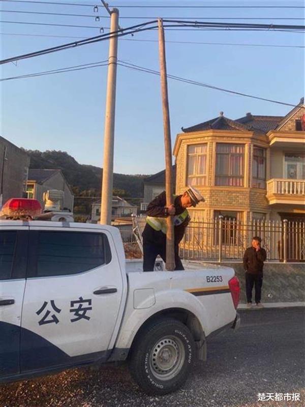 楚天都市报 暖心！交警寒风里托举掉落电缆线两小时
