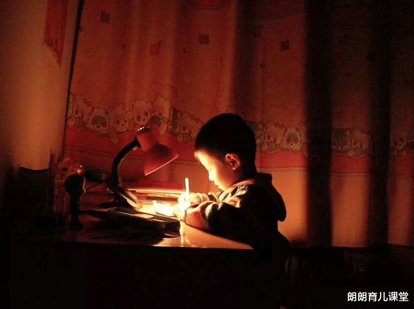 退休|“宁愿孩子倒数第一，也别补课”，退休教师劝阻：别再花冤枉钱