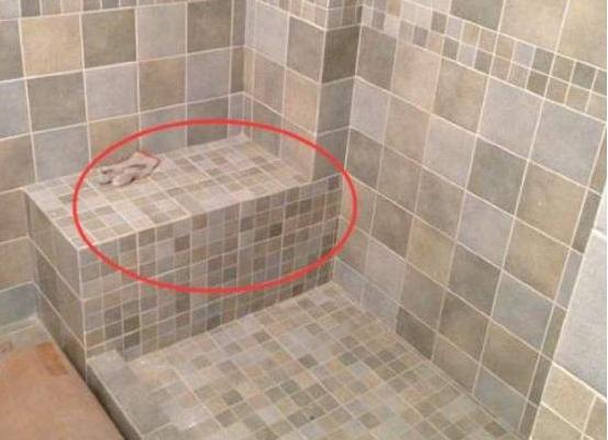 |卫生间安装一个石板凳，简直太方便了，老婆看了都说好