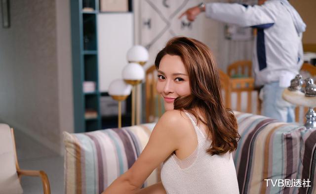 张曦雯|《踩过界2》开播，TVB新晋花旦许下收视承诺：三点式上阵庆祝